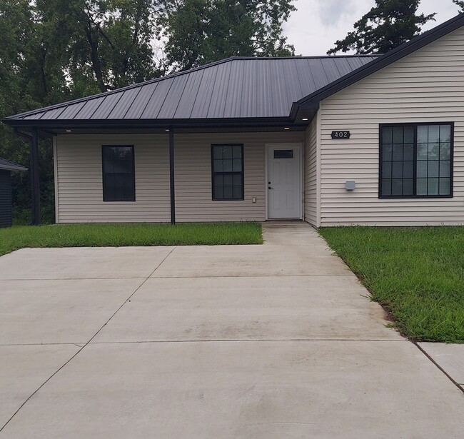Primary Photo - 402 Eagle St