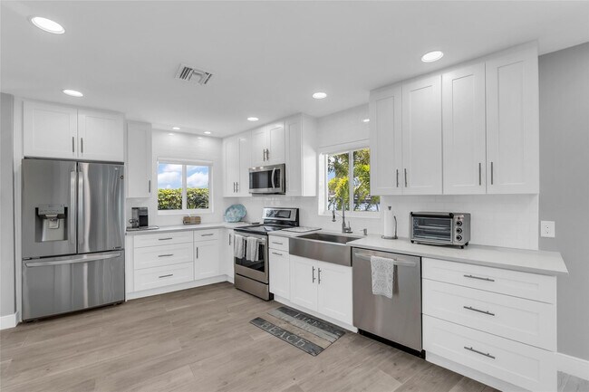 Building Photo - 2005 N Riverside Dr