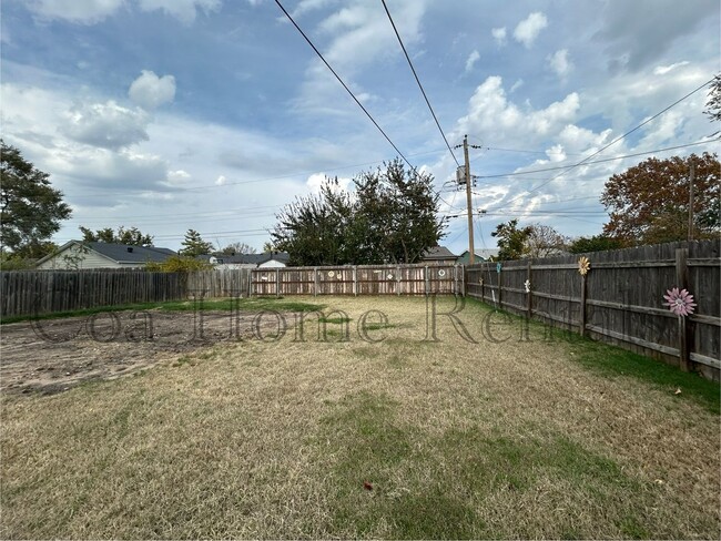 Building Photo - Green Village Addition S/E Wichita