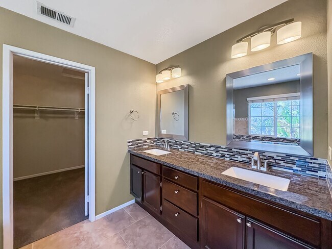Building Photo - Bright & Spacious 3B/3BA Home with Communi...