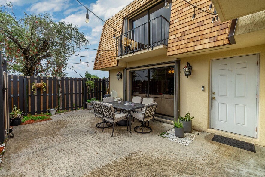 Building Photo - 393 Lake Arbor Dr