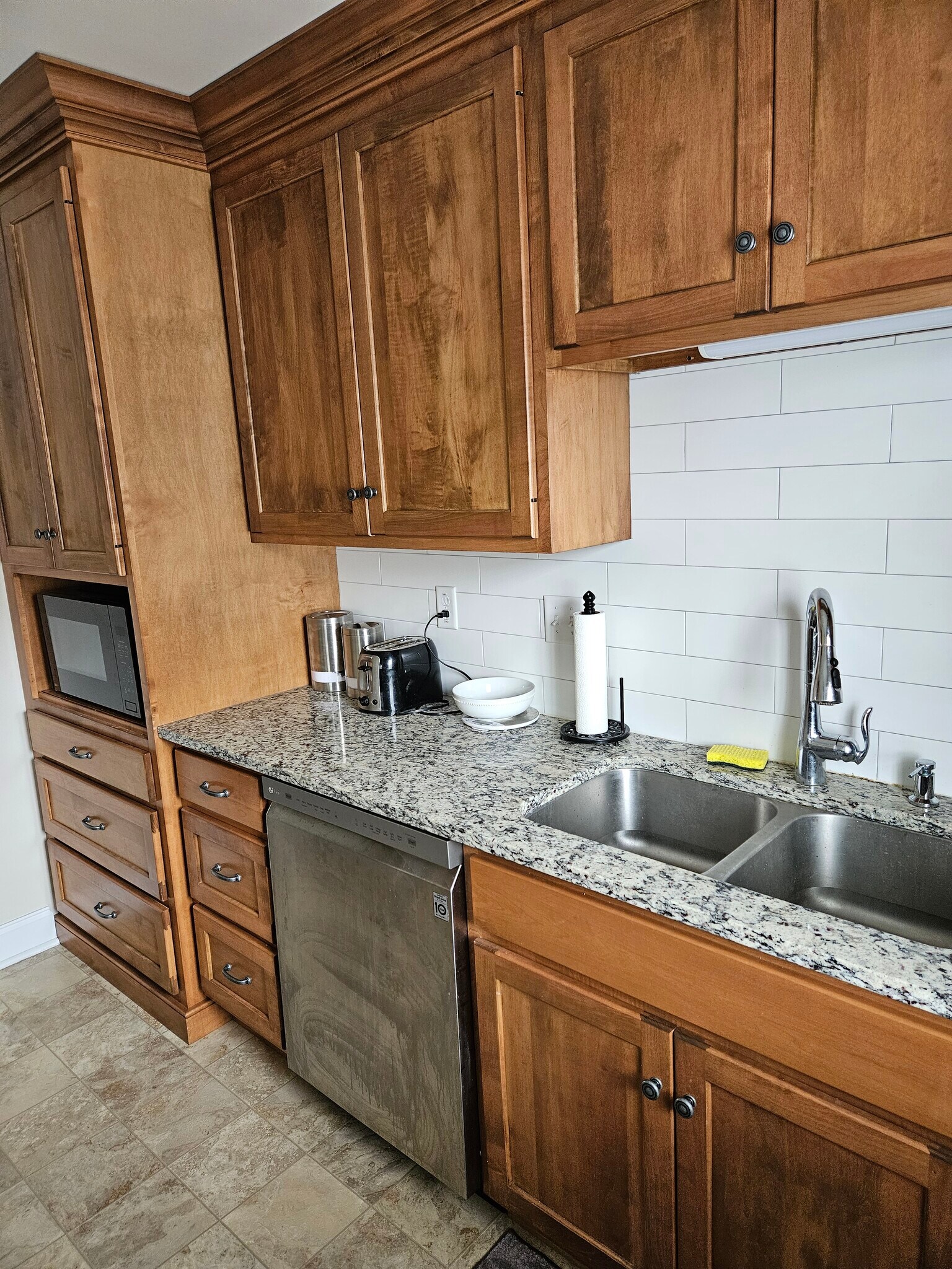 Granite counters, tile backsplash, gorgeous cabinets - 26 Carter Pl