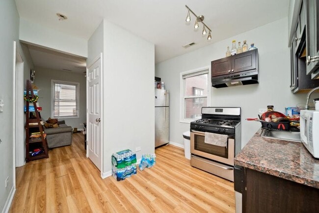 Building Photo - 3 bedroom in Chicago IL 60607