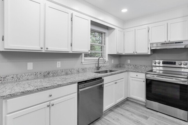 Building Photo - Renovated 3-Bed, 2-Bath Brick Home – Spaci...
