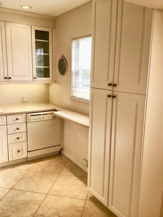 Building Photo - 336 Brighton H