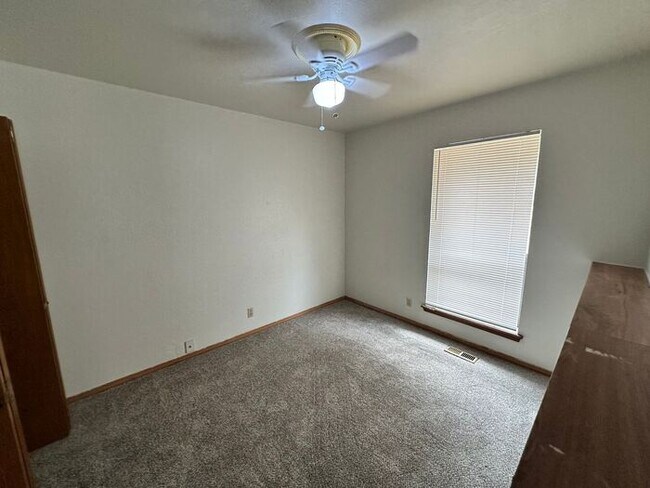 Building Photo - Beautiful 3-Bedroom Duplex in the Heart of Norman!