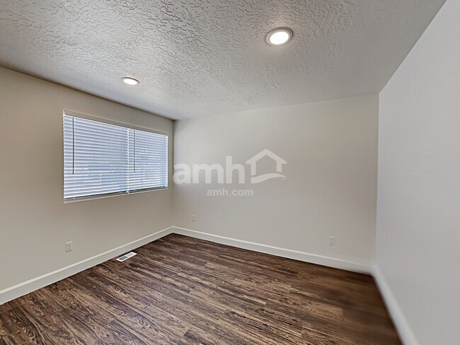 Building Photo - 1219 N Golden Spoke Dr