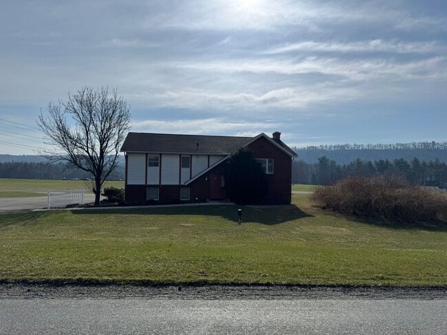 Building Photo - 1121 Pohopoco Dr