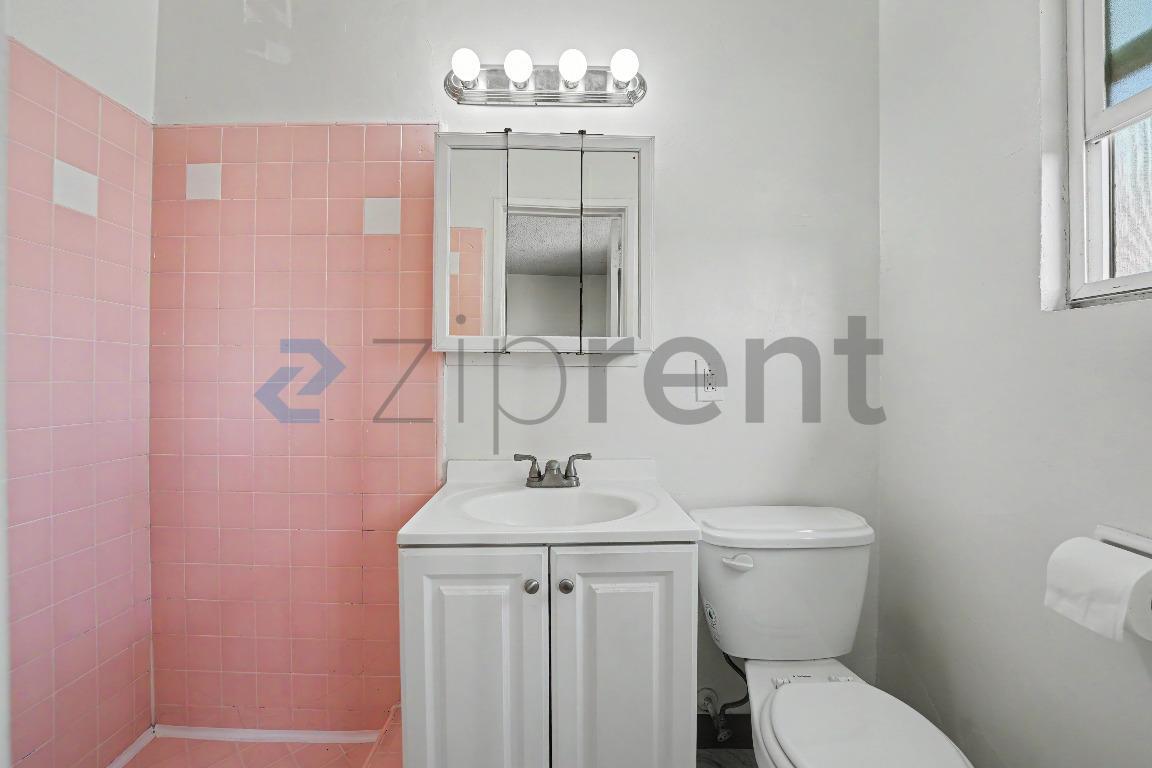 Building Photo - Unit 4
