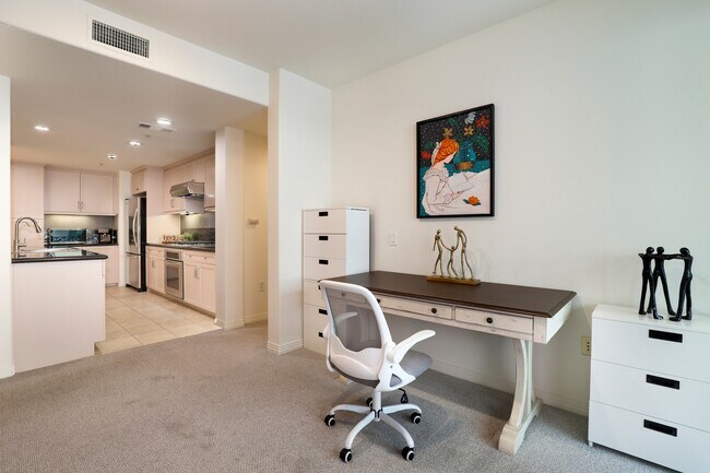 Building Photo - 931 E Walnut St