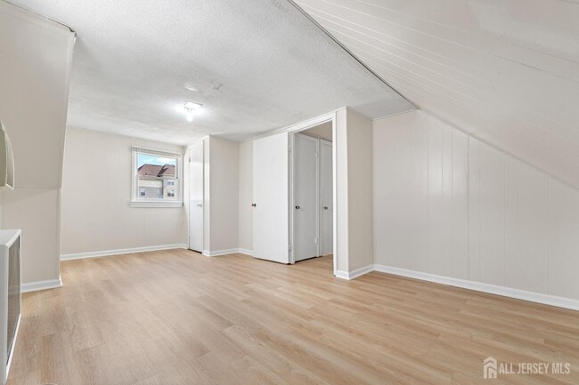 Building Photo - 28 St Ann St