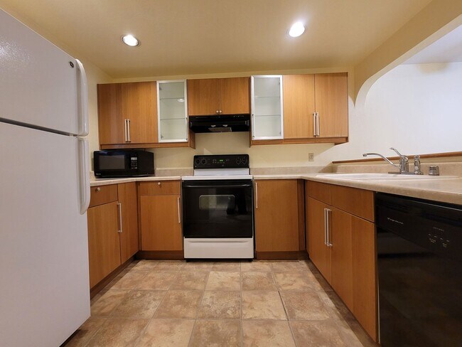 Building Photo - Top-Floor Condo near Bellevue Downtown