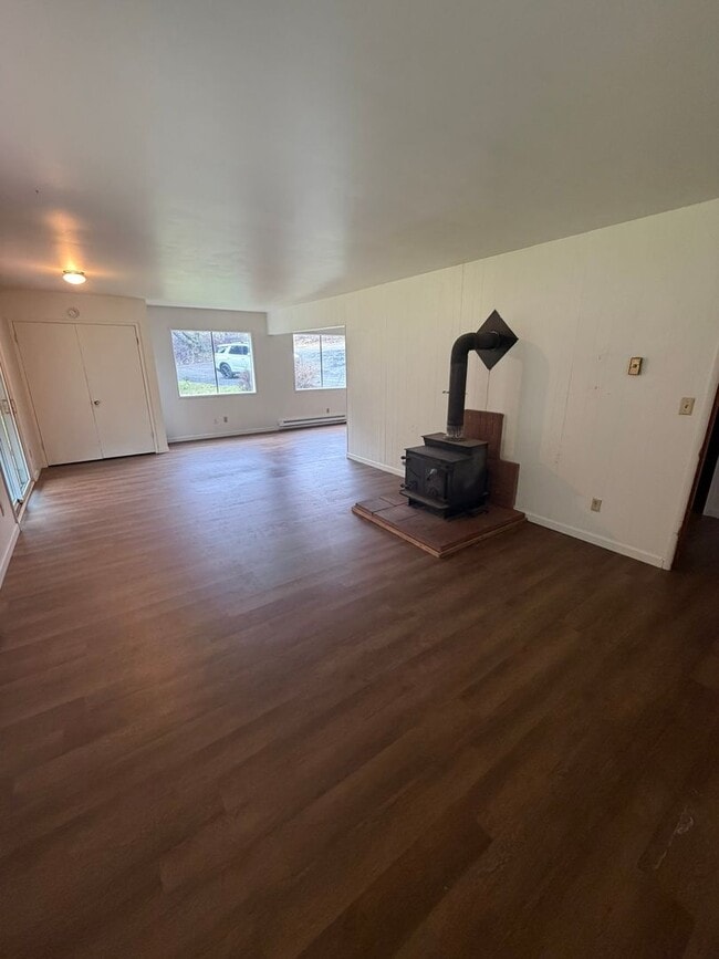 Building Photo - Home with a View!