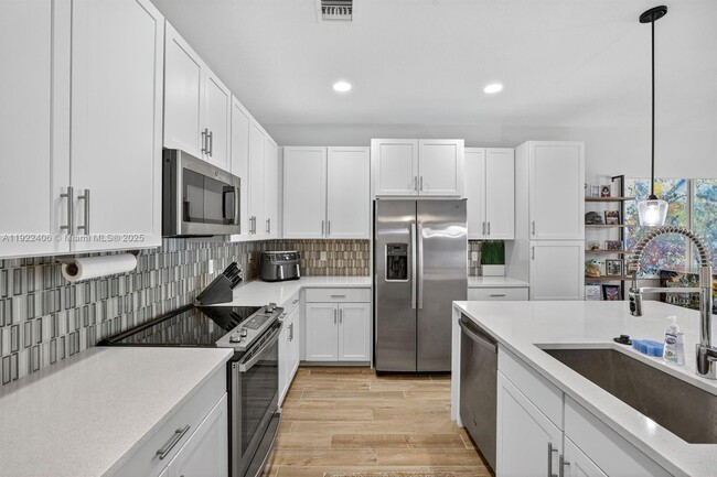 Building Photo - 1402 SW 4th Ave