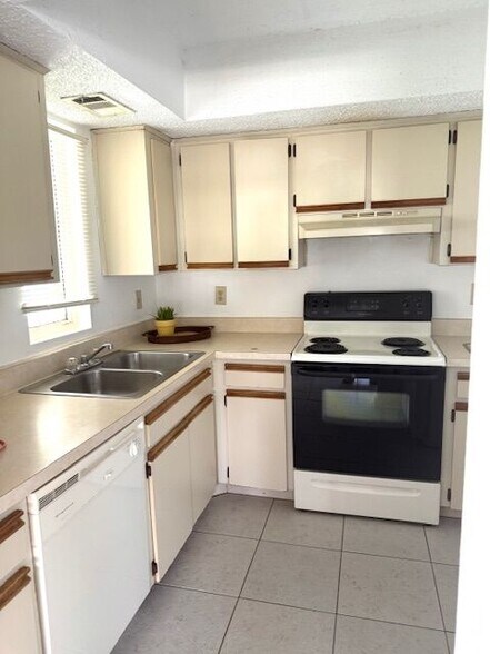 Building Photo - 1512 SE Royal Green Cir