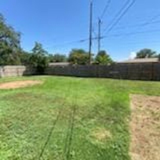 Building Photo - $0 First Month's Rent / $0 Deposit at Move-in