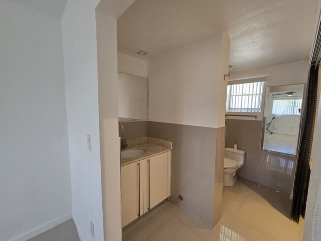 Building Photo - 2-Bed, 2-Bath Miami Condo in HOA Community – Pool, Laundry On-Site