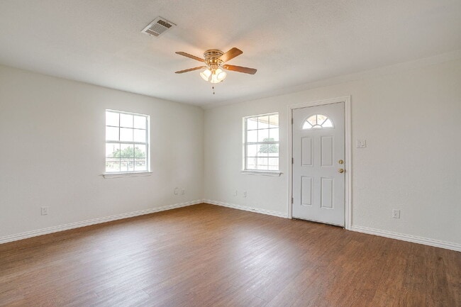 Building Photo - Updated Duplex in Weatherford with large y...