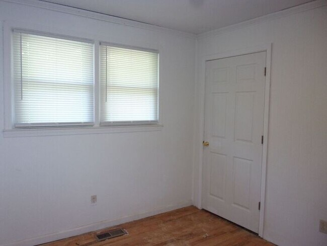Building Photo - 3 Bedroom 1 Bath Brick Ranch - Recently Updated and Painted