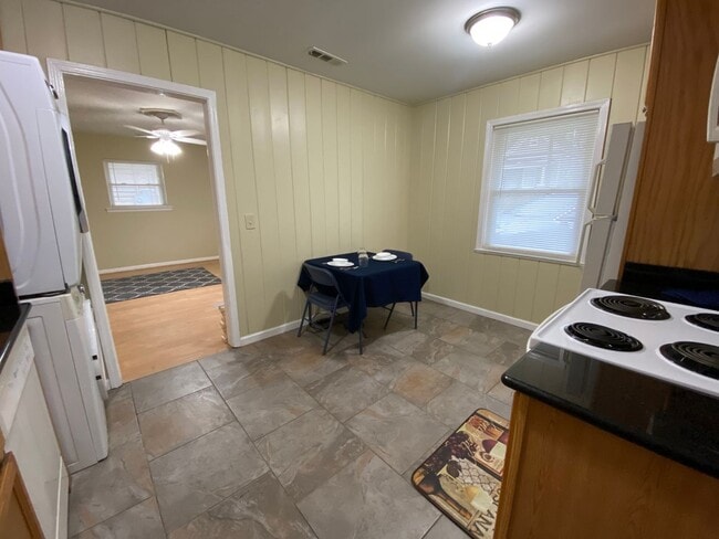 Building Photo - 303 Branham Ave SW