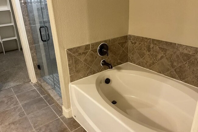 Building Photo - 2102 Colonial Dr