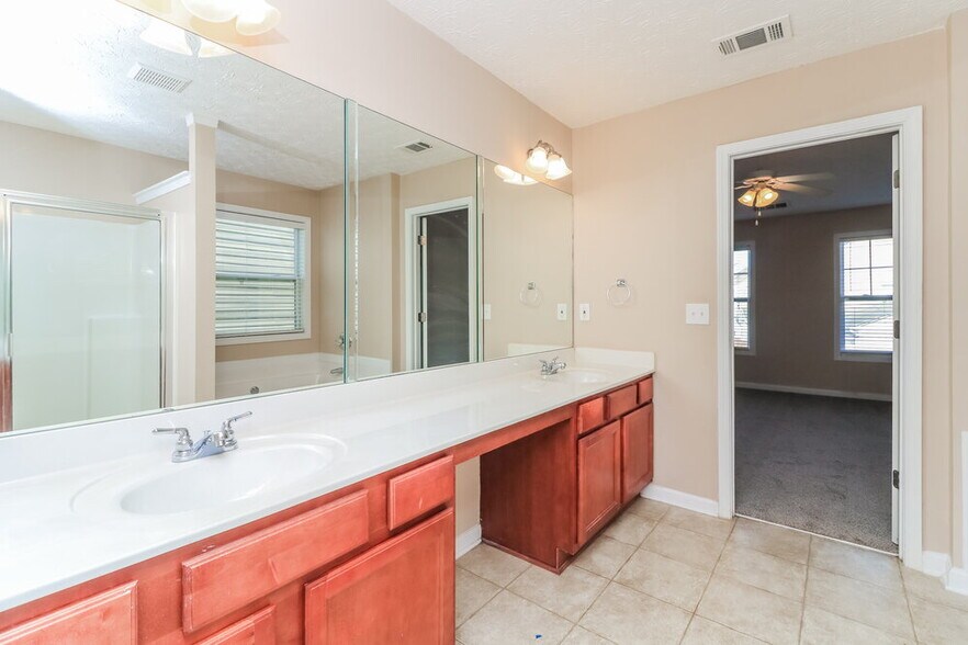 Building Photo - 900 Gardenia Curve