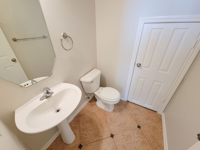 Building Photo - BEAUTIFUL 3 BEDROOM 2 BATH TOWNHOME THAAT ...