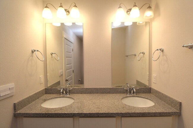 Building Photo - Nature Creek 3BD Townhome w/ Garage, Pool ...