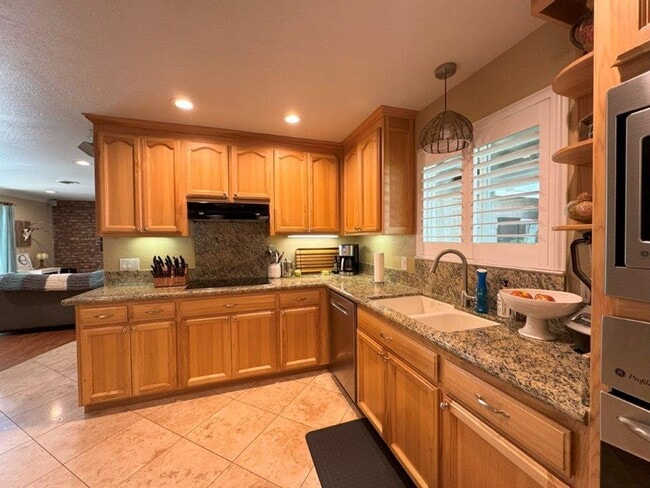 Building Photo - Stunning 3-Bedroom Home with Pool in South...