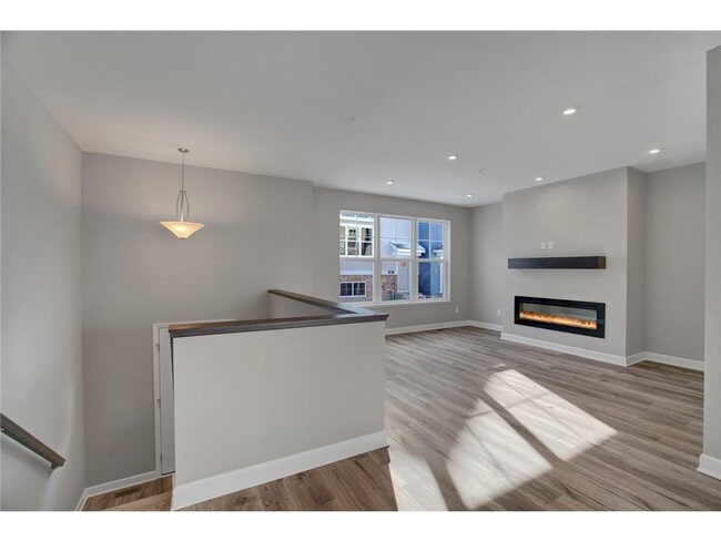 Building Photo - 855 Roselyn Dr