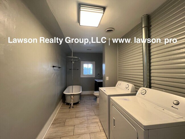 Building Photo - 360 Mountain Ave SW