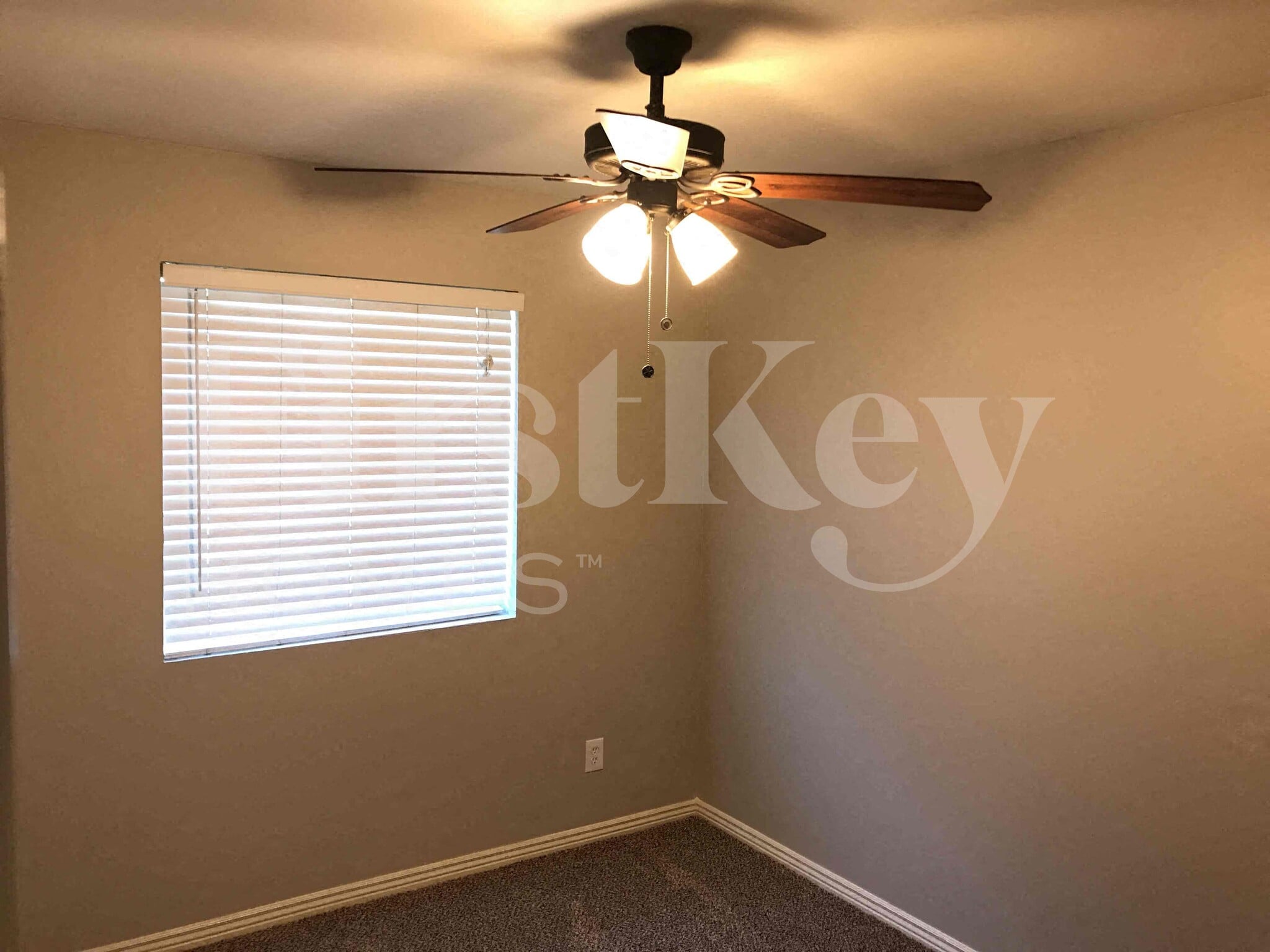 Building Photo - 4841 W Paradise Ln