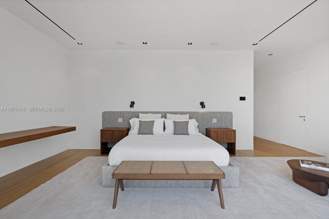 Building Photo - 1051 W 48th St