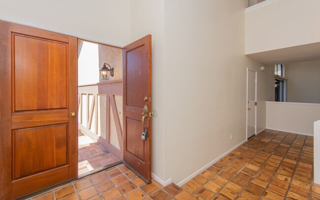 Building Photo - Wonderful 3BR/2.5BA La Costa Home!!!