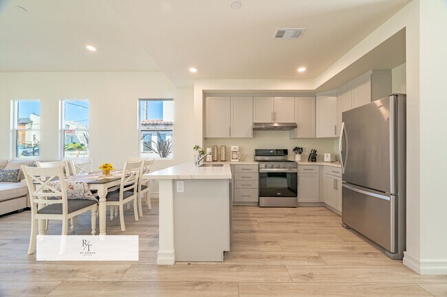 Building Photo - Whitmore Villa.