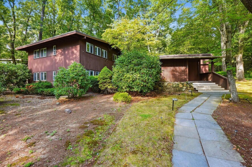 Building Photo - 30 Peacock Farm Rd
