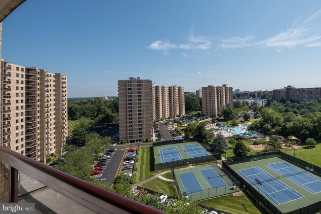 Building Photo - 307 Yoakum Pkwy