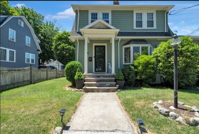 Building Photo - 184 William St