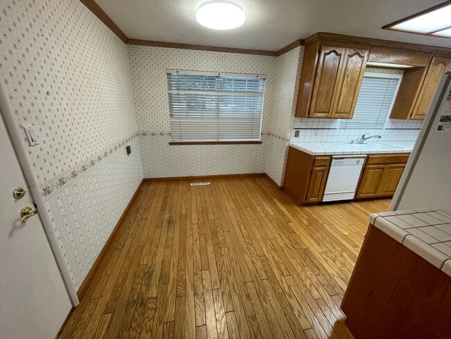 Building Photo - $3195 / 3 BR 2 BTH- Best deal for a 3-bedr...