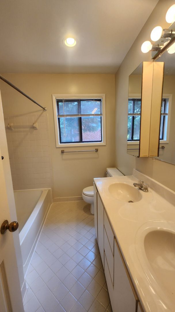 Building Photo - Spacious Condo Close to King St Metro/Old ...