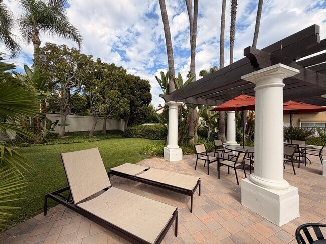 Building Photo - Beautiful 3 Bedroom, 2.5 Bathroom Newport ...