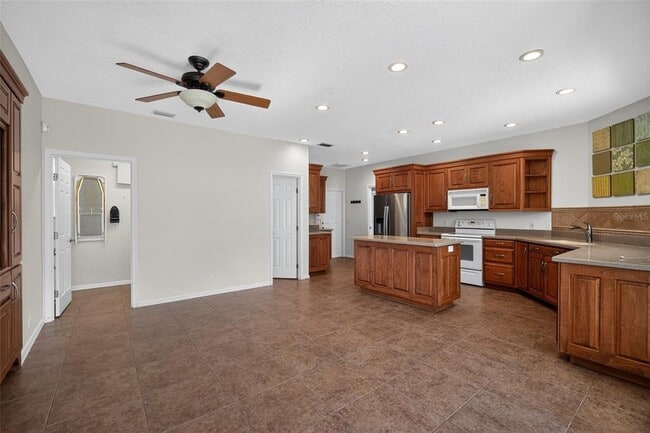 Building Photo - 1850 Sandy Knoll Cir N