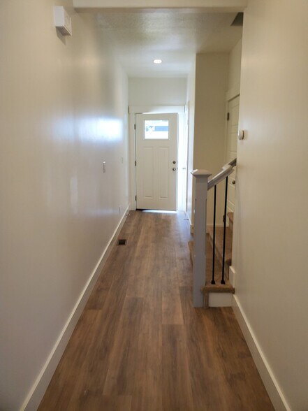 Building Photo - 980 W Vista Ridge Dr