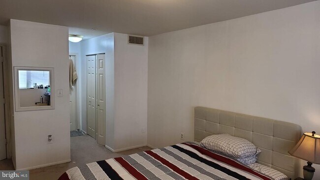 Building Photo - 5616 Bloomfield Dr