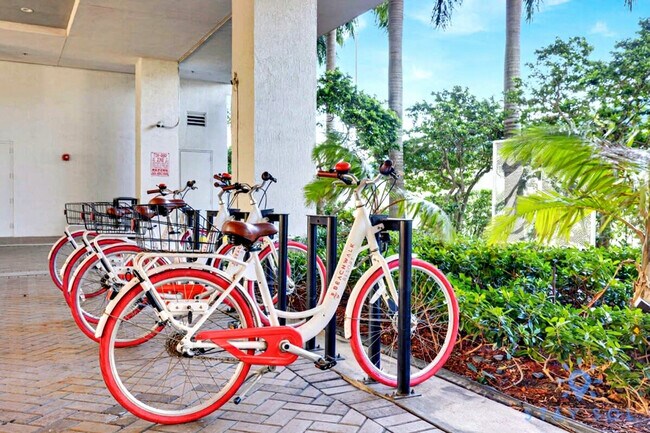 Building Photo - 2602 E Hallandale Beach Blvd