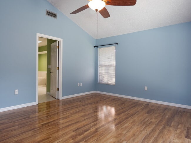 Building Photo - Enjoy Florida living in this spacious 3BR/...