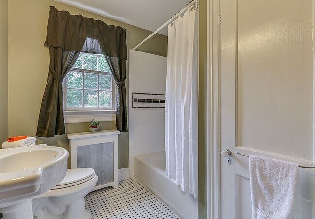 Building Photo - 3-Bed in the Heart of Washington, D.C. – Spacious 1996 Sq Ft with 2 Full Baths!"