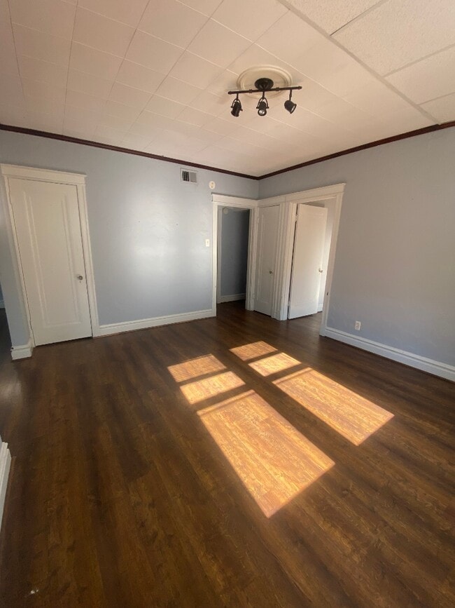 Building Photo - 5049 Lindenwood Ave