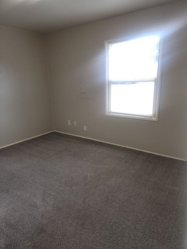 Building Photo - Cozy Parkland 2 bedroom house with Fenced Yard