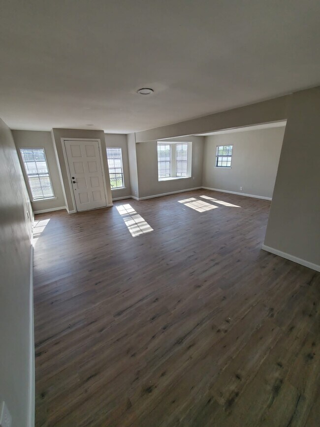 Building Photo - 5619 Kemp Blvd